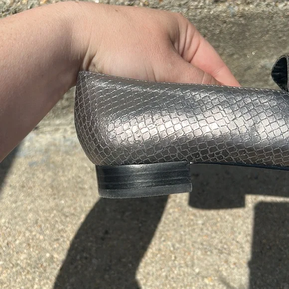🪩Marc Fisher Silver Snake Scale Embossed Loafers - Picture 7 of 7